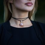 Medalion roz piersică Paua Shell pe șnur negru