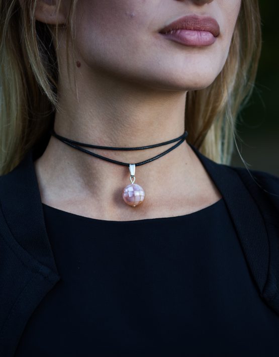 Medalion roz piersică Paua Shell pe șnur negru