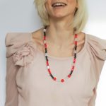 Mărgele de rășină rotunde și tubulare . Ușoare la atingere și potrivite pentru a fi purtate zilnic , aceste mărgele vesele sunt alegerea perfectă pentru o ieșire informală.