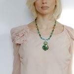 Colier cu pandant tip Murano sub formă de infinit ( ”8” ) . Alternanța celor două culori predominante dau acestei bijuterii aspectul fresh și pozitivitatea specifică unei zile de primăvară.