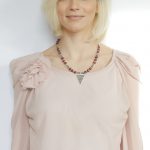 Colier cu pandant de Zamak placat cu argint cu aspect antichizat și mat , mărgele tip Murano sferice, cu foiță argintată în interior și mărgele argintate.