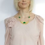 Bază de colier din Zamak aurit, mărgele ”ochi de pisică” și un lanț de Zamak aurit. Voila, un colier simplu, elegant și impunător.