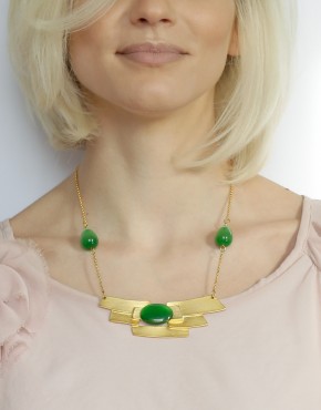 Bază de colier din Zamak aurit, mărgele ”ochi de pisică” și un lanț de Zamak aurit. Voila, un colier simplu, elegant și impunător.