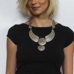 Zamak argintat și gravat pe un șir de salbe argintii